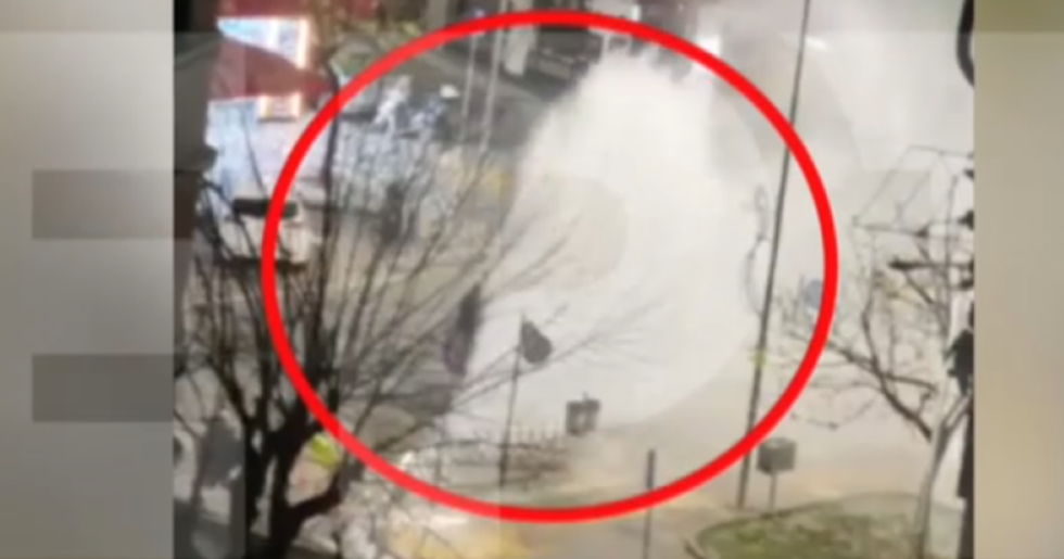 Η στιγμή που διαλύεται ο αγωγός της ΕΥΑΘ και τραυματίζει εργαζόμενους [βίντεο]